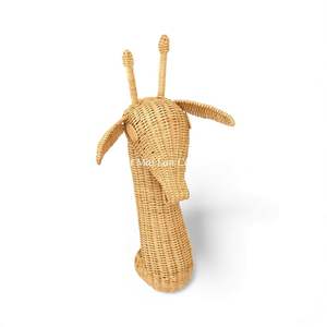 Décoration murale en rotin naturel faite à la main Girafe tissée suspendue pour la chambre de bébé Décoration de maison écologique amusante - Product Image 2