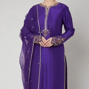 Elegante vestido de pantalón y Duppatta Kurta morado 2024 con trabajo de bordado Zardozi decente y decoración de encaje para fiestas y bodas - Product Image 1