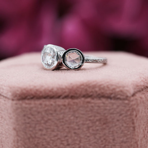 Anillo de compromiso lujoso con ajuste de tres piedras de diamante cultivado en laboratorio de corte redondo de platino para mujer IGI - Product Image 2