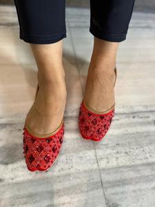 Jutti en cuir pour soirée chic, style ethnique, style punjabi, couleur rouge - Product Image 3