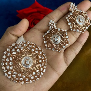 Conjunto de collar con colgante de aspecto de piedras AD con acabado Dorado de la mejor calidad a la moda con pendientes para colección de ropa de fiesta de boda para mujer - Product Image 1