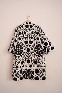 Robe kimono courte matelassée pour femme en coton brodé Suzani à imprimé floral, anti-plis, coupe trapèze, style plage - Product Image 2