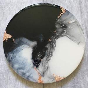 Ensemble de sous-verre en bois coloré avec tapis époxy faits à la main carrés parfaits pour la décoration intérieure moderne et les cadeaux de fête - Product Image 2