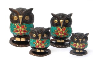 Ensemble de 4 statues d'hiboux décoratives en bois WOS-1043 avec incrustations de perles et de pierres turquoise, design contemporain pour usage hôtelier - Product Image 4