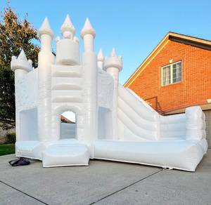 Grand château gonflable commercial en PVC blanc pour mariages, idéal pour la location événementielle - Product Image 6