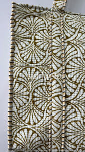 Sac fourre-tout en coton matelassé vintage avec broderie florale à fermeture ouverte et impression de blocs à la main pour faire du shopping ou passer la nuit à la plage - Product Image 2