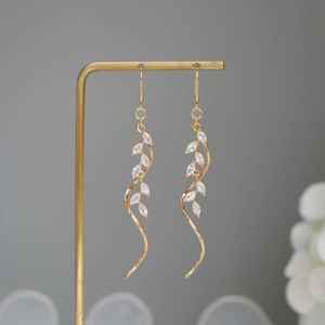 ต่างหูห้อยประดับเพชร CZ แบบหนีบ ตัวเรือนเงินแท้ 925 ชุบทอง 18k ดีไซน์เกลียว สำหรับผู้หญิง งานแต่งงาน คริสเตียน - Product Image 2