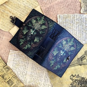 NEW ERA Libro de Hechizos en Blanco, Diario de Brujería y Grimoire Vintage, con diseño de Sombras, Hombre Verde, para Brujería, Wicca y Paganismo, Hecho a Mano, con Borde Desflecado y de Cuero - Product Image 2