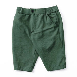 HT07 Pantalones cortos informales para hombre hechos de tela transpirable duoi con diseño de cintura con botones que brindan comodidad y facilidad para el uso diario de verano - Product Image 3