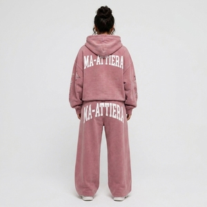 Ensemble survêtement deux pièces pour femme, personnalisé, rose, avec sweat à capuche oversize et pantalon de survêtement large, motif graphique en strass - Product Image 2
