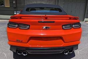 Camaro ZL1 berline 2024 en parfait état, moteur turbo, transmission automatique, sièges en cuir, toit ouvrant panoramique - Product Image 4