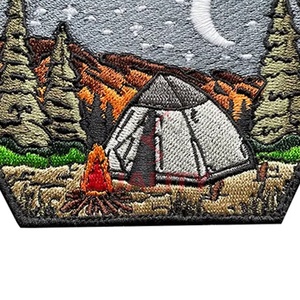 Insignias de bordado de calidad superior OEM al por mayor en ropa de Bajo MOQ buen material insignias de bordado a mano de talla grande personalizadas - Product Image 2