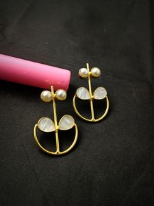 Vente en gros de boucles d'oreilles pendantes en plaqué or comprenant des boucles d'oreilles à crochet en laiton plaqué or faites à la main enveloppées dans un fil d'or 18 carats pour mariage, fête - Product Image 3