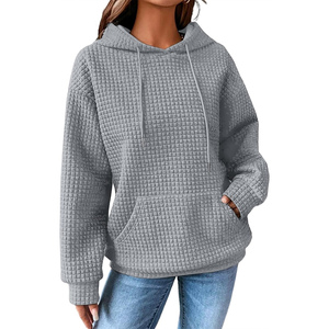 Sudadera con capucha gris para mujer, informal, de manga larga, con cordón, estilo gofrado, holgada, con bolsillo y bordado 3D GK frontal. - Product Image 1