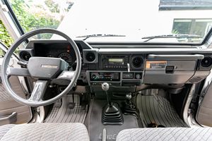 Toyota Land Cruiser FZJ73 de 1993, Usado, Mercado Sudamericano, Serie 70, Transmisión Manual de 5 Velocidades, Motor de 4.5 Litros y 6 Cilindros, Tracción en las 4 Ruedas - Product Image 4