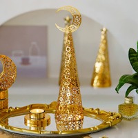 La décoration métallique tendance du Ramadan ajoute une élégance intemporelle qui reflète magnifiquement l'esprit sacré du mois saint.