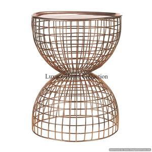 โต๊ะกลางและด้านข้างทำด้วยมือของนักออกแบบคู่ทำจากลวดเหล็กสีทองที่มีเอกลักษณ์และการออกแบบเฟอร์นิเจอร์ที่แตกต่างกัน - Product Image 1