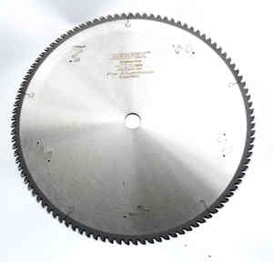 Hoja de sierra circular para carpintería industrial GMN 300x3,2x30x96T Acero soldado de alta velocidad OEM MDF contrachapado de aglomerado - Product Image 5