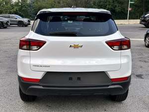 Chevrolet Trailblazer LS AWD 2023 d'occasion, intérieur foncé, régulateur de vitesse adaptatif, sièges en tissu - Product Image 3