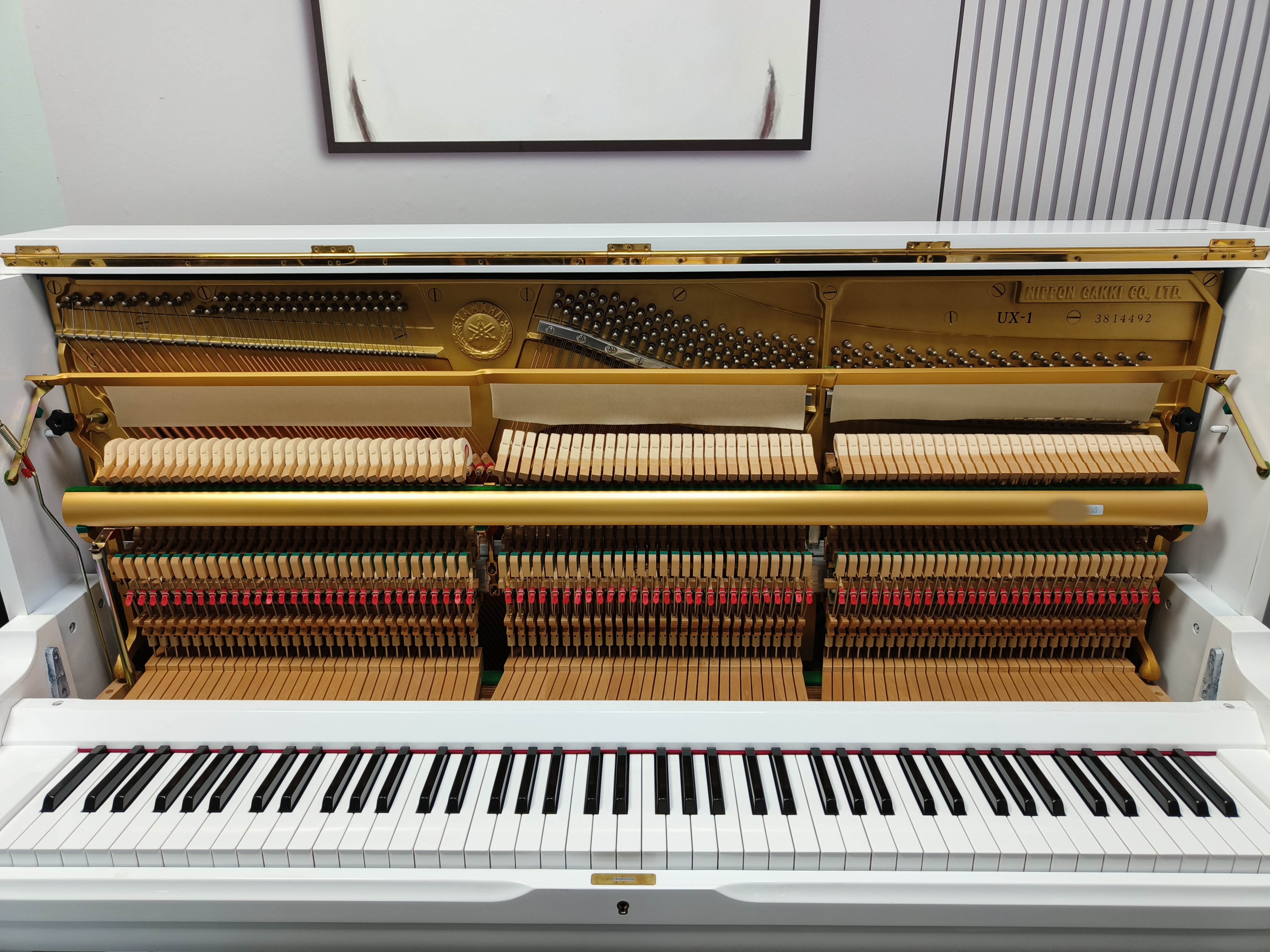 yamaha piano white