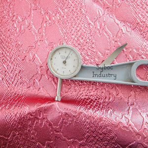 หนังวัวแท้สีชมพูแบบผิวสีแทนหนังวัวแท้พร้อมดีไซน์ใหม่เป็นหนังงูนูนสีชมพูเมทัลลิกสำหรับรองเท้าเข็มขัดโซฟา - Product Image 2