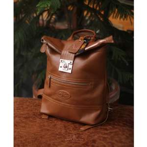 Sac à dos classique en cuir d'Indonésie fait à la main avec verrouillage sécurisé Poches à fermeture éclair durables Parfait pour les hommes et les femmes Transport quotidien - Product Image 1