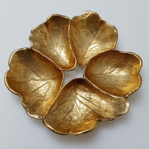 Servidor de frutas secas de aluminio hecho a mano con cuencos en forma de hoja triple en acabado dorado para comedor decorativo y utilidad de servicio. - Product Image 2