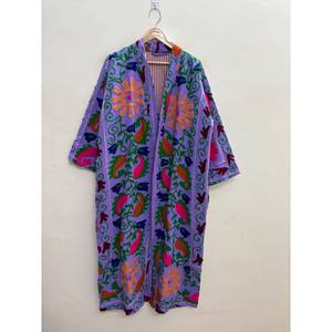 Chaqueta Larga de Algodón Bordada a Mano Estilo Suzani en Lavanda con Diseño Floral en Amarillo Caléneo y Fucsia Teñida para la Temporada de Primavera - Product Image 3