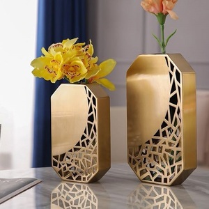 Jarrón de Flores y Maceta Dorada para Decoración del Hogar, Diseño Personalizado, Hecho a Mano, la Mejor Decoración de Interiores y Diseño Artesanal - Product Image 1