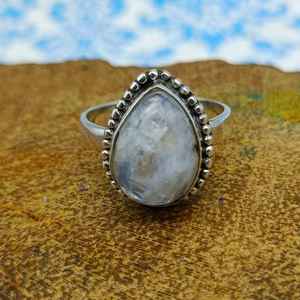 À la mode arc-en-ciel pierre de lune pierres précieuses bagues fines Cabochon forme de poire avec incrustation de diamants pour les mariages - Product Image 4