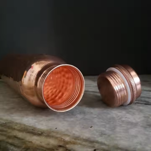 Bouteille d'eau en cuivre avec bouchon à vis en cuivre échantillon gratuit fait à la main par artisanat en croissant - Product Image 3