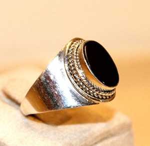 Vente en gros Bague personnalisable en argent 925 fabriquée à la main Bague en onyx noir pour femmes pour fiançailles Cadeau de bijoux OEM pour les fêtes - Product Image 5