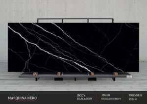 Murs contemporains hauts et imposants rehaussés par des panneaux de porcelaine gris brillant de 800x3200 mm - Product Image 4