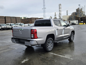 Sedán 4x4 de Doble Cabina Usado, Motor 4.1-6L de Aspiración Natural, Interior de Cuero en Color Oscuro, Neumáticos R17, Volante a la Izquierda, Techo Panorámico - Product Image 3