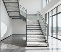 Escalier à double balustrade en forme de U avec main courante en bois, escalier flottant intérieur