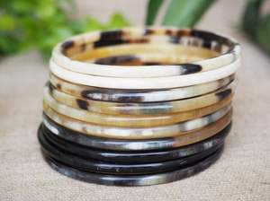 Cautivadores puños, brazaletes y pulseras de cuerno de búfalo natural hechos de cuerno de búfalo real, disponibles en una variedad de - Product Image 6