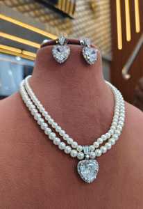 สร้อยคอไข่มุกสองชั้นพร้อมต่างหูประดับทองคำขาวสำหรับผู้หญิงและผู้หญิงทำจากทองเหลือง - Product Image 2