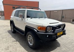 รถยนต์โตโยต้า FJ Cruiser มือสอง เครื่องยนต์ 4.0L เกียร์ออโต้ ใช้เชื้อเพลิงเบนซิน รถ SUV พวงมาลัยซ้าย สภาพดี เบาะหนัง  สำหรับขับขี่ออฟโรด ขาย - Product Image 2