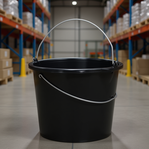 Cubo de polietileno negro de 12 litros con boquilla para construcción - Product Image 3