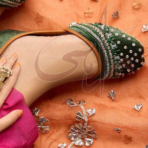 Preciosas Khussas de Terciopelo Verde Botella con Suela Antideslizante para Comodidad Durante Todo el Día y Forro de Cuero Sintético - Product Image 5