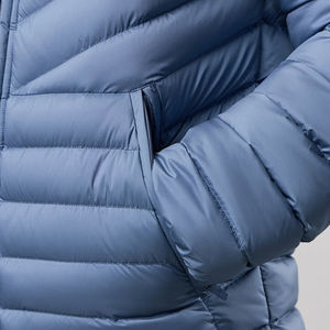 Con un Modelo Masculino Seguro de Sí Mismo Vestiendo una Chaqueta Acolchada Azul con Capucha, Diseñada para Brindar Comodidad en Climas Fríos, Estilo Casual - Product Image 5