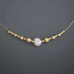 Collar Religioso Moderno de Acero Inoxidable 183826 con Imitación de Perla de Agua Dulce y Circonita en una Cadena de Eslabones con Forma de Bola Numérica - Product Image 1