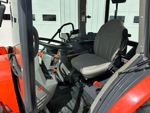 Tracteur agricole compact Kubota LA514 d'occasion avec chargeur frontal, transmission intégrale, cabine fermée, surveillance à distance, 12V - Product Image 5
