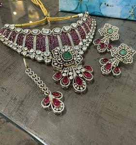 Collier Kundan de meilleure qualité de créateur en plaqué or serti de boucles d'oreilles Tikka Collection de vêtements de mariage et de fonction pour femmes - Product Image 2