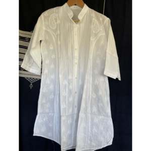 Longue robe de plage blanche brodée sur fond blanc avec boutons sur le devant - Product Image 1
