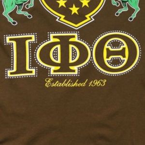 Camiseta con gráfico de fraternidad Iota Phi Theta, marrón con letras de escudo impresas en oro, Camiseta clásica de algodón con cuello redondo, ropa universitaria - Product Image 6