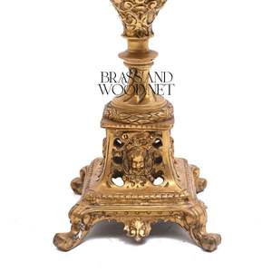 Candelabros multibrazo de latón antiguo con placa decorativa floral con detalles adornados diseño de inspiración vintage y lujoso clásico - Product Image 3