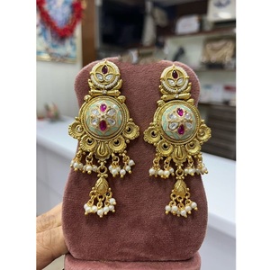 Boucles d'oreilles Jhumka traditionnelles en or plaqué lourd, de conception traditionnelle, pour les fonctions de mariage et les tenues festives pour femmes - Product Image 1