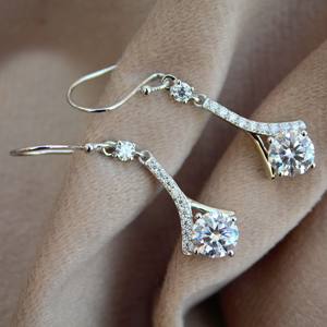 Boucles d'oreilles en argent Moissanite ronde délicate de créateur Bijoux élégants en pierres précieuses - Product Image 5