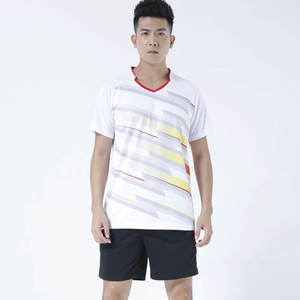 Ensemble de maillots de volley-ball personnalisés avec logo, de haute qualité, respirant, 100% polyester, pour hommes et femmes, impression par sublimation, en provenance du Pakistan - Product Image 1